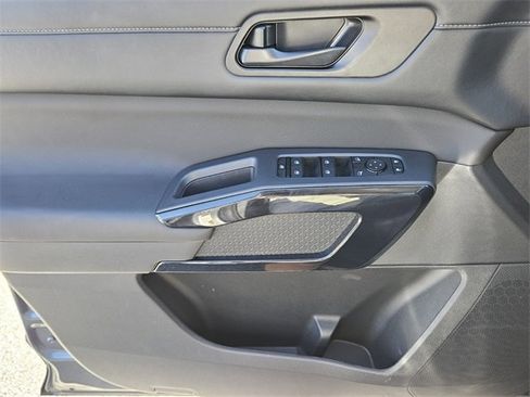 Used 2025 Nissan Pathfinder SV image 30