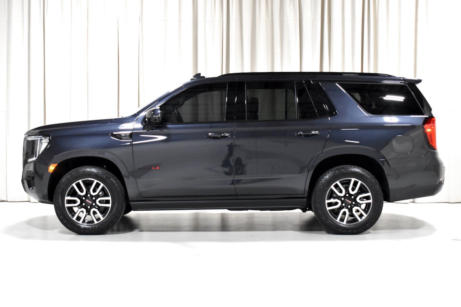 Used 2024 GMC Yukon AT4 w/ AT4 Premium Plus Package AWD/4WD image 8