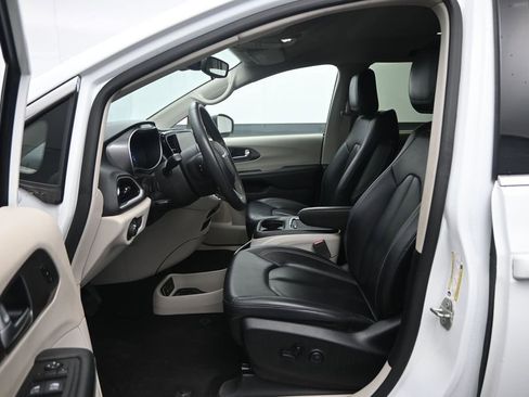Used 2023 Chrysler Pacifica Touring-L FWD image 23