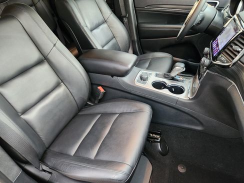 Used 2019 Jeep Grand Cherokee Limited AWD/4WD image 17