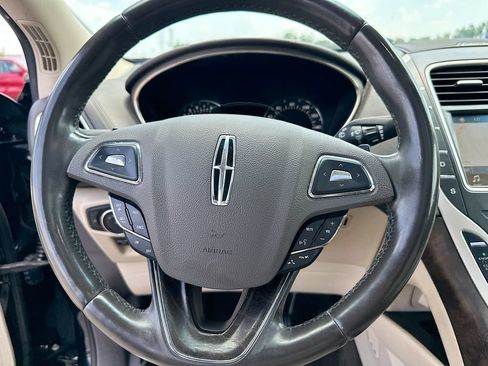 Used 2017 Lincoln MKX Reserve w/ Lincoln MKX Climate Package FWD image 18