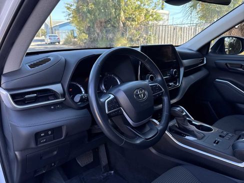 Used 2024 Toyota Highlander LE image 2