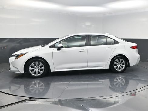 Used 2025 Toyota Corolla LE image 3