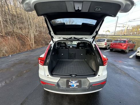Used 2023 Volvo XC40 B5 Core w/ Convenience Package image 23