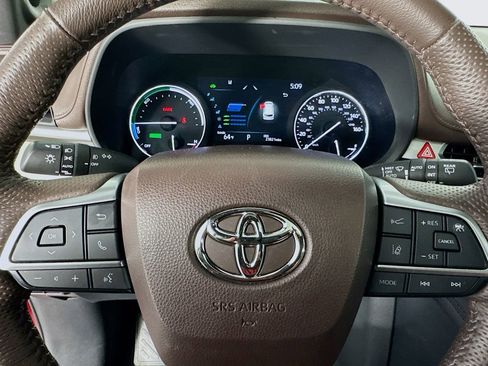 Used 2024 Toyota Sienna Platinum image 16