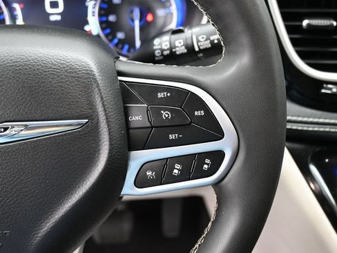 Used 2023 Chrysler Pacifica Touring-L FWD image 20