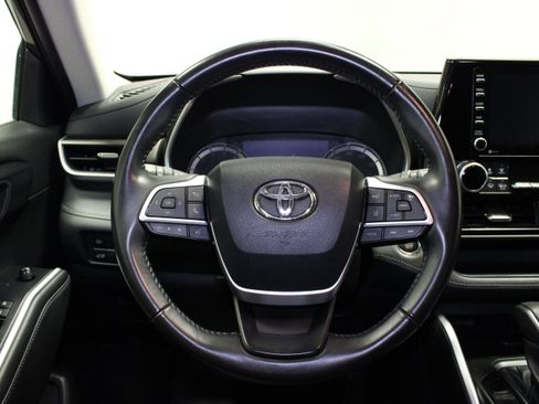 Used 2022 Toyota Highlander XLE AWD/4WD image 24