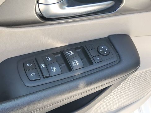 Used 2023 Chrysler Pacifica Touring-L FWD image 10