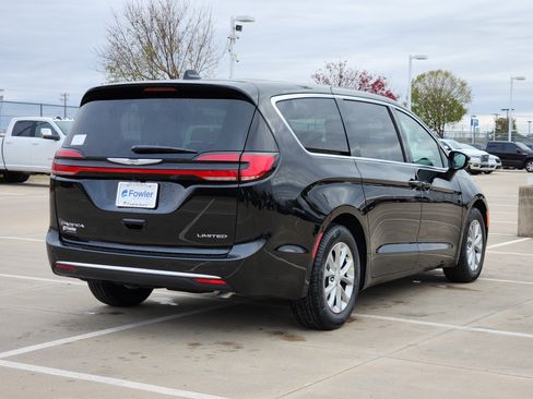 New 2026 Chrysler Pacifica Limited image 4