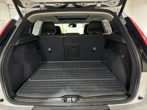 Used 2024 Volvo XC40 B5 Plus image 24