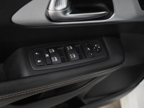 Used 2025 Chrysler Pacifica Limited FWD image 22