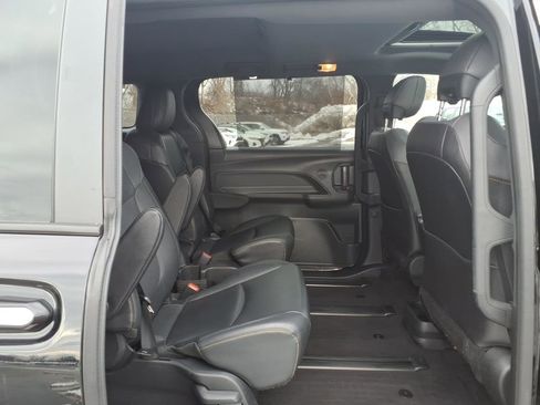 Certified 2022 Toyota Sienna XLE Woodland Edition image 28