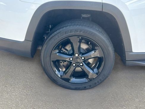 Used 2023 Jeep Grand Cherokee L Laredo RWD image 31