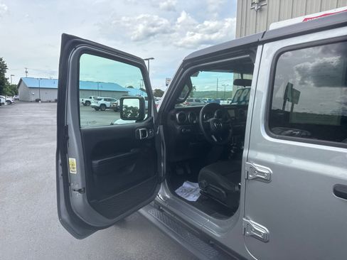 Used 2020 Jeep Gladiator Sport w/ Quick Order Package 24S AWD/4WD image 9