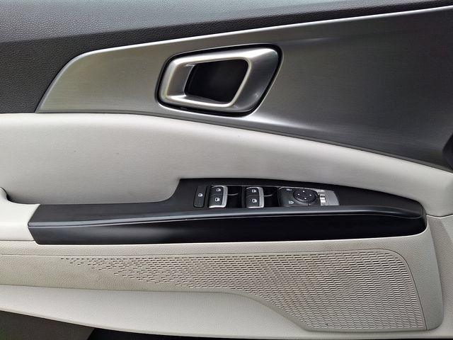 Certified 2023 Kia Carnival LX FWD image 12