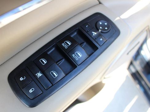 Used 2017 Jeep Grand Cherokee Overland image 13