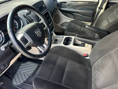 Used 2016 Dodge Grand Caravan SXT w/ UConnect Hands-Free Group FWD image 9