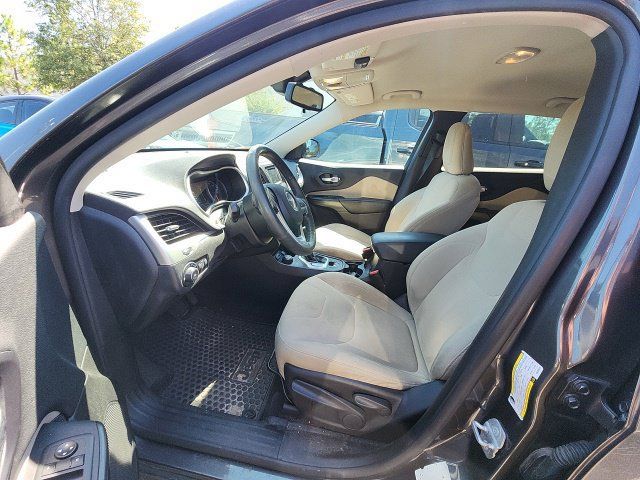 Used 2016 Jeep Cherokee Latitude w/ Cold Weather Group AWD/4WD image 18