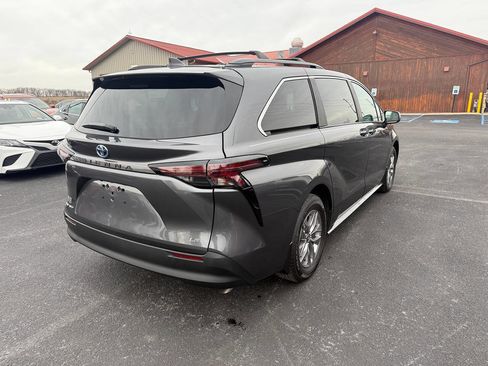 Used 2025 Toyota Sienna LE image 2