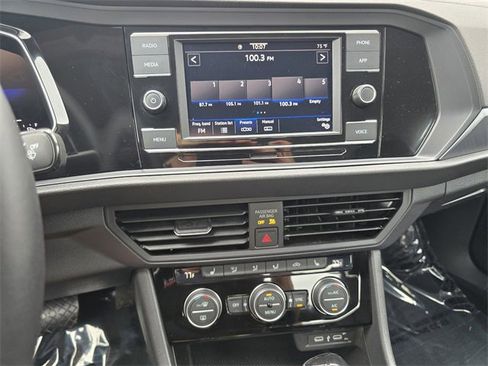 Used 2024 Volkswagen Jetta SE image 33