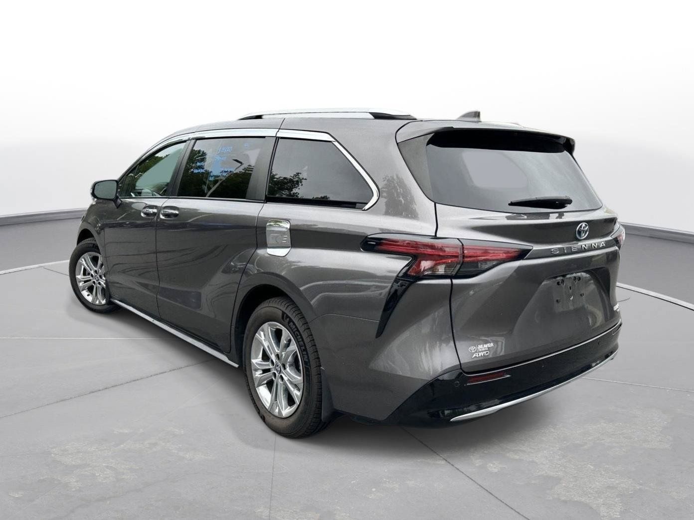 Used 2023 Toyota Sienna Platinum AWD/4WD image 8