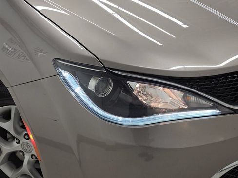 Used 2017 Chrysler Pacifica Touring Plus w/ Tire & Wheel Group FWD image 45