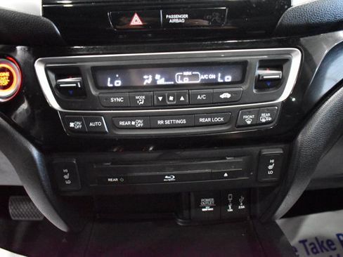 Used 2017 Honda Pilot Touring image 14