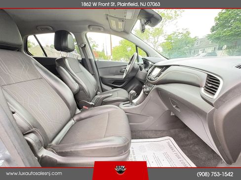 Used 2019 Chevrolet Trax LT w/ LT Convenience Package FWD image 17