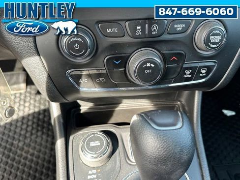 Used 2019 Jeep Cherokee Latitude w/ Cold Weather Group AWD/4WD image 15