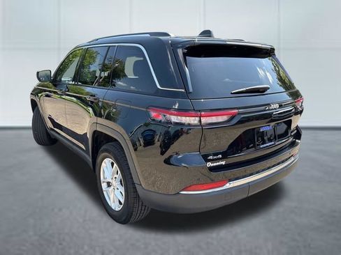 Used 2023 Jeep Grand Cherokee Laredo AWD/4WD image 2