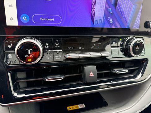 Used 2024 Toyota Highlander Limited image 17