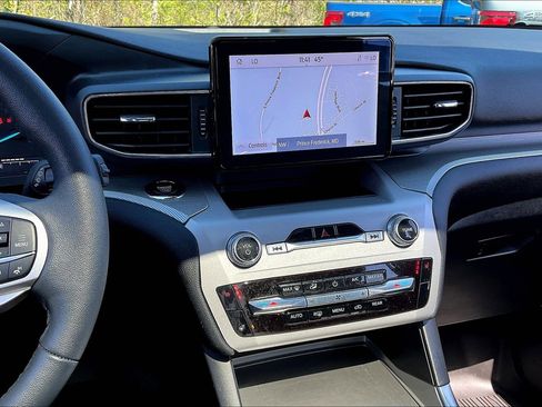 Used 2024 Ford Explorer XLT w/ Equipment Group 202A image 6