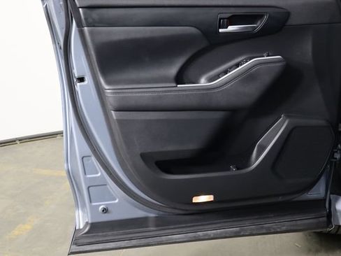 Used 2023 Toyota Highlander XLE FWD image 19