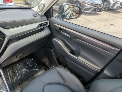 Used 2024 Toyota Highlander Platinum AWD/4WD image 20