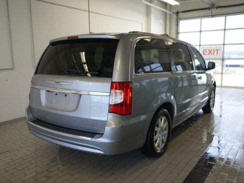 Used 2016 Chrysler Town & Country Touring FWD image 14