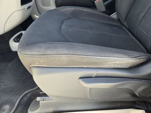 Used 2018 Chrysler Pacifica L image 25