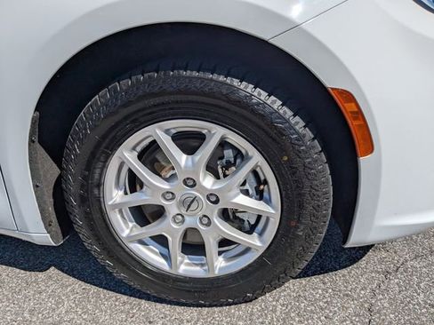 Used 2023 Chrysler Pacifica Touring-L FWD image 9