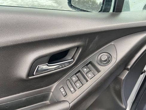 Used 2019 Chevrolet Trax LT w/ LT Convenience Package image 9
