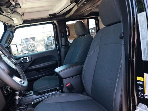 Used 2025 Jeep Wrangler Unlimited Sahara w/ Safety Group AWD/4WD image 18