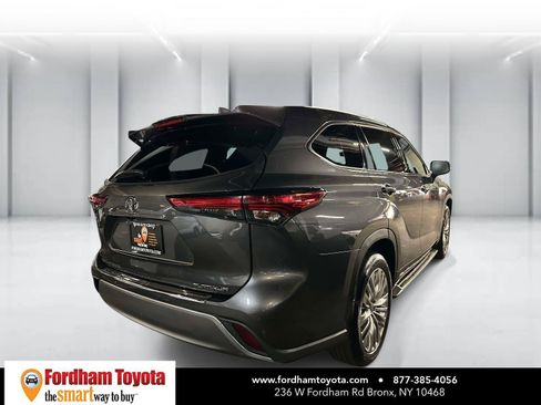 Used 2022 Toyota Highlander Platinum FWD image 2