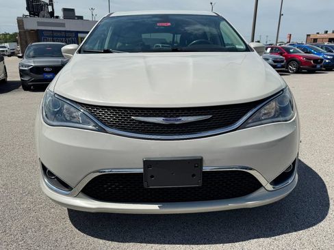 Used 2020 Chrysler Pacifica Touring w/ Cold Weather Group FWD image 9