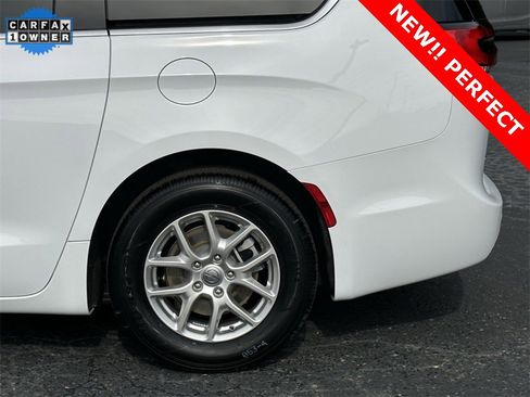 Used 2025 Chrysler Pacifica Select image 30