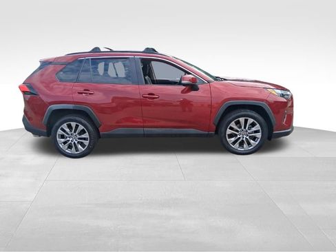 Used 2022 Toyota RAV4 XLE Premium AWD/4WD image 4