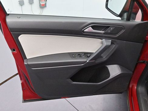 Used 2018 Volkswagen Tiguan SE w/ Panoramic Sunroof Package FWD image 9