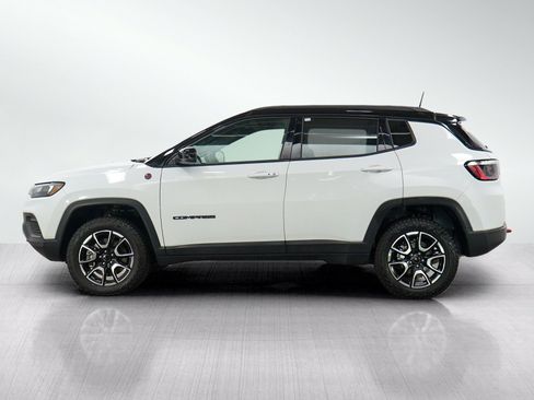 Used 2025 Jeep Compass Trailhawk AWD/4WD image 2