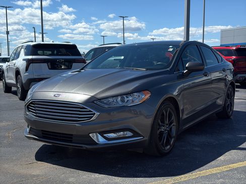 Used 2018 Ford Fusion SE w/ Equipment Group 201A FWD image 2