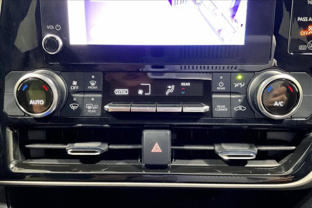 Used 2023 Toyota Highlander LE AWD/4WD image 33