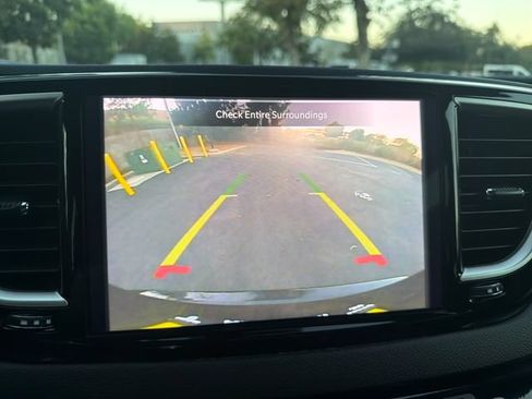 Used 2024 Chrysler Pacifica Touring-L FWD image 16