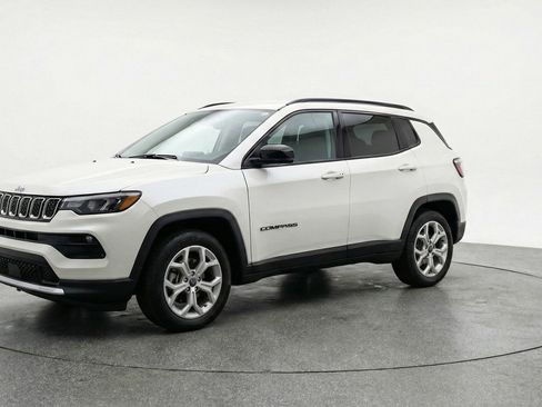 Used 2025 Jeep Compass Latitude AWD/4WD image 3
