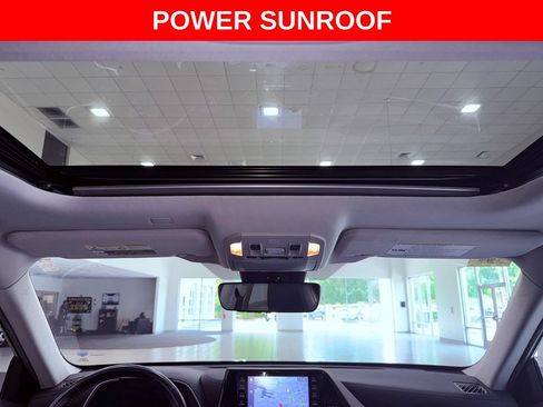 Used 2022 Toyota Highlander XLE AWD/4WD image 8